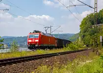 
Die 185 034-6 (91 80 6185 034-6 D-DB) der DB Cargo fährt am 07.07.2018 mit einem Güterzug durch Neuwied-Feldkirchen in Richtung Süden. 

Die TRAXX F140 AC1 wurde 2001 von Bombardier unter der Fabriknummer 33432 gebaut. Sie hat die Zulassung für Deutschland und Frankreich. Gut zu erkennen sind auch die vier Stromabnehmer. 
