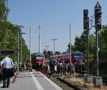 Manchem Bedenkenträger stehen vielleicht die Haare zu Berge, dabei ist das die übliche Situation in Büchen: Egal ob die Fahrgäste aus- oder zusteigen wollen oder umsteigen aus / in Richtung Hamburg oder Berlin - Dresden - Prag oder Schwerin - Rostock, alle müssen durch diesen Engpass übers Gleis während links RE 83 nach Lüneburg und rechts der Gegenzug nach Lübeck - Kiel stehen. Bei hohem Fahrgastaufkommen bzw. knappen Übergangszeiten ist dies besonders spannend. Soviel auch zum Thema Aufenthalt im Gleisbereich; 13.07.2018
