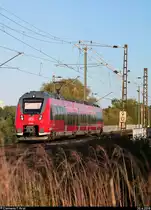 Über den Sträuchern: Nachschuss auf 442 603 (Bombardier Talent 2) der S-Bahn Mitteldeutschland (DB Regio Südost) als S 37759 (S7) von Halle-Nietleben nach Halle(Saale)Hbf Gl. 13a, die in der Saaleaue bei Angersdorf auf der Bahnstrecke Halle–Hann. Münden (KBS 590) fährt. [30.4.2018 | 18:59 Uhr]
Wie ich mitbekommen habe, wurde die Stelle mittlerweile freigeschnitten.