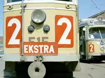 København / Kopenhagen Københavns Sporveje (KS) SL 2: Auf der Nahaufnahme des Drehgestelltriebwagens 515 sind die Spuren des Alters kaum zu verbergen. Der Tw gehörte zur KS-Serie 501 - 618, die zwischen 1930 und 1941 von der Hauptwerkstätte der KS hergestellt wurde. Die letzten Tw dieses Typs fuhren bis zur endgültigen Einstellung des Kopenhagener Straßenbahnbetriebs im April 1972. - In den Sommermonaten des Jahres 1969 gab es nur ganz wenige Drehgestellwagen in Betrieb, u.a. der Tw 515, der als Einsatzzug auf der SL 2 fuhr. - Datum: 23. Mai 1969. Aufnahmeort: Sundby Remise / Straßenbahnbetriebsbahnhof Sundby. - Scan eines Farbnegativs. Film: Kodak Kodacolor X.