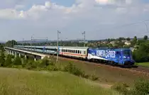 Dem tschechischen Eishockeyclub  HC Kometa Brno  zu Ehren wurde die 380 017 in den Vereinsfarben beklebt, und von mir bei der Überquerung des Talübergangs zwischen Dlouhá Třebová und Česká Třebová vor dem EC 281  Jan Jesenius   (Praha hl.n. nach Budapest-Keleti pu.) fotografiert. 