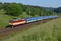 Die  Knödelpresse  371 005  Pepin  präsentierte sich am Morgen des 27. Mai 2018 vor dem Rx 885   Slovácký expres   (Praha hl.n-Luhačovice) in  wunderschönstem  Altlack , fotografiert in  Česká Třebová.