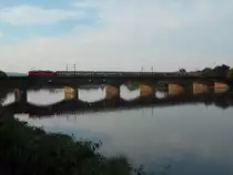 Um 6.58 Uhr am 04.07.2018 schiebt eine unbekannte 111 (111 026 oder 111 042) des Bw Ludwigshafen die Regionalbahn RB 38609 mit fünf n-Wagen von Bensheim nach Mannheim über die Neckarbrücke bei Ladenburg. 

Seit dem Fahrplanwechsel im Dezember 2017 ist das Zugpaar RB 38604 / RB 38609 das letzte auf der Main-Neckar-Bahn (KBS 650), welches planmäßig mit 111 und Wendezug gefahren wird.