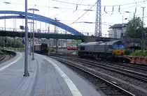 Ein Blick auf die Class 66 266 035-5 von Railtraxx  sie zieht ein Güterzug aus Richtung Köln nach Aachen-West und fuhr durch Aachen-Hbf in Richtung Aachen-Schanz,Aachen-West.
Aufgenommen vom Bahnsteig 6 vom Aachen-Hbf
Bei Sommerwetter am Nachmittag vom 13.7.2018.