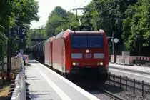 185 169-0 und 185 197-1 beide von DB kommen mit einem Ölzug aus Antwerpen-Petrol(B) nach Basel(CH) und kammen aus Richtung Aachen-West,Aachen-Schanz,Aachen-Hbf,Aachen-Rothe-Erde und fahren durch Aachen-Eilendorf in Richtung Stolberg-Hbf(Rheinland)Eschweiler-Hbf,Langerwehe,Düren,Merzenich,Buir,Horrem,Kerpen-Köln-Ehrenfeld,Köln-West,Köln-Süd. Aufgenommen vom Bahnsteig 2 in Aachen-Eilendorf.
Bei Sommerwetter am Nachmittag vom 13.7.2018.
