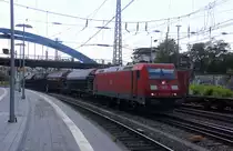 185 228-4 DB  kommt aus Richtung Aachen-West,Aachen-Schanz und fährt durch den Aachener-Hbf in Richtung Köln mit einem  Kohlenzug aus Gent-Zeehaven(B) nach Garching(D) und fährt in Richtung Aachen-Rothe-Erde,Aachen-Eilendorf,Stolberg-Hbf(Rheinland)Eschweiler-Hbf,Langerwehe,Düren,Merzenich,Buir,Horrem,Kerpen-Köln-Ehrenfeld,Köln-West,Köln-Süd. Aufgenommen vom Bahnsteig 6  vom Aachen-Hbf.
Bei Sommerwetter am Nachmittag vom 13.7.2018.