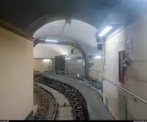 In Genova finden sich einige interessante Verkehrsmittel. Ein wahrscheinlich weltweit einzigartiges Unikum ist der Ascensore Castello d'Albertis-Montegalletto - ein Lift, welcher zuerst horizontal knapp 250 m in den Berg hineinfährt und danach vertikal knapp 70 m nach oben. Hier der Blick aus der Kabine am Ende des horizontalen Teils. Nach der S-Kurve geht es in den Liftschacht, wo auch die andere Kabine gekreuzt wird. Aufgenommen am 29. Juni 2018.