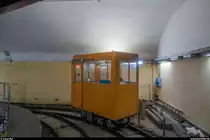 In Genova finden sich einige interessante Verkehrsmittel. Ein wahrscheinlich weltweit einzigartiges Unikum ist der Ascensore Castello d'Albertis-Montegalletto - ein Lift, welcher zuerst horizontal knapp 250 m in den Berg hineinfährt und danach vertikal knapp 70 m nach oben. Hier der Blick aus der Kabine am Ende des horizontalen Teils. Wir befinden uns bereits im Liftschacht und warten auf die Aufwärtsfahrt, während die zweite Kabine ihren Liftschacht gerade verlassen hat und nun auf der horizontalen Strecke von einem Seil Richtung Talstation befördert wird. Aufgenommen am 29. Juni 2018.