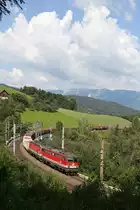1142.668+1144.068 fahren mit G-54627 vor mächtigen Gewitterwolken über Rax und Schneeberg am 14.7.18 am Eichberg bergwärts.