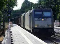 186 182-2 von Railpool kommt mit einem gemischten Güterzug aus Antwerpen-Nord(B) nach Köln-Gremberg(D) und kommt aus Richtung Aachen-West,Aachen-Schanz,Aachen-Hbf,Aachen-Rothe-Erde und fährt durch Aachen-Eilendorf in Richtung Stolberg-Hbf(Rheinland)Eschweiler-Hbf,Langerwehe,Düren,Merzenich,Buir,Horrem,Kerpen-Köln-Ehrenfeld,Köln-West,Köln-Süd. Aufgenommen vom Bahnsteig 2 in Aachen-Eilendorf. 
Bei Sommerwetter am Nachmittag vom 13.7.2018.