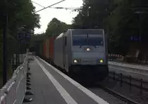 186 187-1 von Railpool kommt mit einem MSC-Containerzug aus Antwerpen-Krommenhoek(B) nach Germersheim(D) und kommt aus Richtung Aachen-West,Aachen-Schanz,Aachen-Hbf,Aachen-Rothe-Erde und fährt durch Aachen-Eilendorf in Richtung Stolberg-Hbf(Rheinland)Eschweiler-Hbf,Langerwehe,Düren,Merzenich,Buir,Horrem,Kerpen-Köln-Ehrenfeld,Köln-West,Köln-Süd. Aufgenommen vom Bahnsteig 2 in Aachen-Eilendorf.
Bei Sommerwetter am Nachmittag vom 13.7.2018.