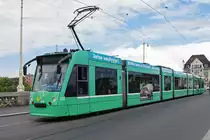 Be 6/8 Combino 326, auf der Linie 8, überquert die Mittlere Rheinbrücke. Die Aufnahme stammt vom 21.05.2018.