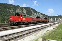 2068.051 zieht 2 stk. 1063 durch den Bahnhof Peggau Deutschfeistritz an diesem Sonnigen 14.Juli 2018 . 
Ich gehe mal davon aus das die beiden  Anhängsl  minder oder Untauglich sind sonst wäre es doch etwas Unwirtschaftlich. 