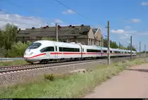 403 518 (Tz 318  Münster (Westf.) ) als ICE 1005 (Linie 29) von Berlin Gesundbrunnen nach München Hbf fährt in Hohenthurm auf der Bahnstrecke Berlin–Halle (KBS 250). [1.5.2018 | 13:10 Uhr]