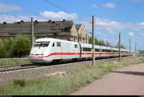 Nachschuss auf 401 512-9 (Tz 112  Memmingen ) als ICE 800 (Linie 18) von München Hbf nach Hamburg-Altona, der in Hohenthurm auf der Bahnstrecke Berlin–Halle (KBS 250). Im sogenannten  train2republica  wurden bis Berlin mit Experten und Unternehmern bereits Fragen zur Mobilität der Zukunft diskutiert.
Anhand dieser Zugseite erkennt man sehr gut, dass der ICE davor noch die Duplo-Werbung trug. [1.5.2018 | 13:15 Uhr]