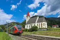 Ich glaube ich kann mich erinnern es schon mal gehört zu haben dennoch war ich erstaunt den ersten Friedhof mit direktem Bahnsteigzugang entdecken zu dürfen. 
Man muss ja schließlich heutzutage Mobil bleiben. 

Nein Scherz . 4062.003 rollt gemächlich durch die Haltestelle Übelbach Markt 14.07.2018