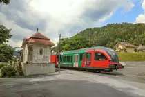 Eine Idyllische Nebenbahn die in den letzten Jahren viel zu Oft Schlagzeilen gemacht hat. 

Hier rollt 4062.003 , ein GTW 2/6 , durch die Haltestelle Guggenbach .

Das Gebäude links im Bild stammt wohl noch aus der Zeit in der die Papierfabrik Ihren Betrieb aufnahm . 

14.07.2018 
