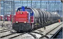 Am 843076-1 rangiert einen leeren Zisternen Ganzzug in Landquart. (14.07.2018)