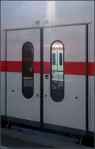 Der RE im IC -

Das Bild macht es sichtbar: Die IC-Dostos auf der Gäubahn haben die RE-Züge integriert, dürfen also auch mit Nachverkehrstickets genutzt werden. Ein kleiner Sonnenstrahl für die Fahrgäste.

Stuttgart Hbf, 14.07.2018 (M)