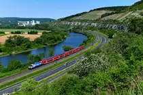 Am 05. Mai 2018 verkehrte RE 4609 von Frankfurt am Main nach Bamberg in gedrehter Reihung. Zuglok war die 146 247  Vernetzt in die Zukunft . Zwischen Karlstadt und Himmelstadt konnte ich die Werbelok von DB Regio mit ihrem Zug - bestehend aus Doppelstockwagen - aufnehmen. 