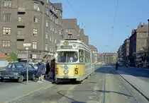 København / Kopenhagen Københavns Sporveje SL 5 (DÜWAG/Kiepe-GT6 854) København S, Amagerbro, Amager Boulevard / Amagerfælledvej am 23. Mai 1969. - Im Kopenhagener Straßenbahnnetz gab es zwei Arten Haltestellen: 1)  Fast stoppested , d.h. obligatorische Haltestelle, an der die Straßenbahnen immer halten sollten. 2)  Stoppested ; an diesen Haltestellen sollten die Zuge nur halten, wenn Fahrgäste dort entweder aussteigen oder einsteigen wollten. - Scan eines Farbnegativs. Film: Kodak Kodacolor X.