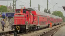 363 649 hat soeben einen zusätzlichen Doppelstockwagen für den RE nach Basel Bad bereitgestellt. In kürze wird die Lok wieder zurück ins BW Freiburg rangieren. Aufgenommen im Juli 2018.