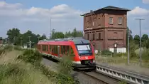 Damals stand es noch, das Wasserhaus / der Bahnwasserturm Baujahr 1912 und der Bahnsteig (bis zum EG im Hintergrund) war für längere Züge angelegt als für eine LINT 41 Einheit. 648 353 als RB 21820 Lüneburg - Lübeck bei Einfahrt in Büchen; 20.08.2011
