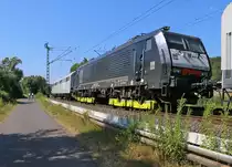 Hier ein Bild der 189 289 (ES 64 F4-289), die am 15.07.2018 von der Railadventure 111 210-1 auf Rollböcken zwischen Schutzwagen nach Dessau überführt wurde. Aufgenommen in Wehretal-Reichensachsen.