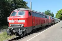 Es gibt sie noch: die guten alten 218er.
Hier im Bahnhof Husum am 30.6.2018 mit einem IC von Westerland nach Stuttgart.
Als Doppeltraktion sind gefahren 218 380-4 und 218 397-8.
Weiter so, damit man im Urlaub den 218er Sound hören kann.