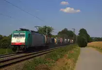Die Cobra 2826 kommt aus Richtung Aachen-West und fährt die Gemmenicher-Rampe hochgefahren mit einem langen Containerzug aus Gallarate(I) nach Zeebrugge-Voorhaven-West(B) und fährt in Richtung Montzen/Belgien. 
Aufgenommen an der Montzenroute am Gemmenicher-Weg. 
Bei Sommerwetter am Nachmittag vom 14.7.2018.