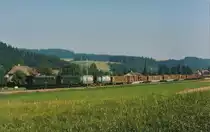 Vereinigte Huttwil Bahn RM/EBT/VHB.
Nicht voll ausgelasteter VHB-Güterzug mit einer nicht erkennbaren Be 4/4-Doppeltraktion bei Rohrbach nach Menznau-LU unterwegs im August 1984.
Foto: Walter Ruetsch