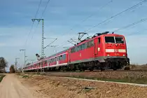 Am 30.03.2017 bespannte 111 061 eine RB von Offenburg nach Neuenburg (Baden), als sie nördlich von Müllheim (Baden) nur noch wenige Kilometer bsi zum Zielbahnhof vor sich hatte.