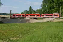 Bei Fischbach überqueren drei Triebwagen der Baureihe 650 als RB 22785, Radolfzell - Friedrichshafen, eine von zwei Behelfsbrücken, die später einmal die Widerlager für eine Eisenbahnbrücke über eine vierspurige Bundesstraße sein werden (29.04.2018).