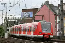 DB Regio 423 195 erreicht als S 13 den Kölner Hauptbahnhof.
Aufnahmedatum: 5. Juni 2009
Die Gaffel-Brauerei im Hintergrund wurde mittlerweile abgerissen, dort entsteht ein Hotel.
