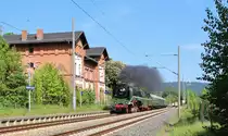 Am 10.05.18 fuhr die 18 201 mit 243 005 zu einer Mehrtagesfahrt von Halle nach Wien. Hier ist der Zug bei Kaulsdorf zu sehen.