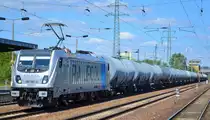 HSL Logistik GmbH mit der Rpool   187 307-4  [NVR-Number: 91 80 6187 307-4 D-Rpool] und Kesselwagenzug (Dieselkraftstoff) am 15.07.18 Bf. Flughafen Berlin-Schönefeld.