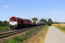 Die Class 66 DE6302  Federica  von Crossrail  kommt mit viel Dieselpower die Gemmenicher-Rampe hochgefahren aus Richtung Aachen-West in Richtung Montzen/Belgien mit einem langen Silozug aus Augsburg (D) nach Herentals(B) und fährt in Richtung Gemmenicher-Tunnel,Botzelaer(B),Gemmenich(B),Nouvelaer(B),Moresnet(B),Moresnet-Chapelle(B),Montzen(B). Aufgenommen an der Montzenroute am Gemmenicher-Weg. 
Bei Sommerwetter am Nachmittag vom 14.7.2018. 