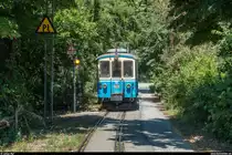 Fotofahrt auf der Ferrovia Genova - Casella am 30. Juni 2018.<br>
Mit dem Triebwagen A2 alleine machten wir ab Casella Deposito (Spitzkehre) noch einen Abstecher nach Casella Paese. Auf der Rückfahrt konnte der Triebwagen im Strassenabschnitt fotografiert werden. In kurzen Abständen werden die wenigen Autofahrer hier mit gelben Blinklichtern vor entgegenkommenden Zügen gewarnt.