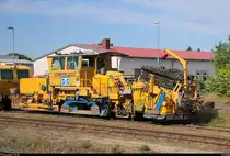 Blick auf eine Schotterplanier- und Profilierungsmaschine (Plasser & Theurer SSP 110 SW) der Hartung Bau, Ingenieur- Tief- und Straßenbau GmbH, die im Bahnhof Delitzsch unt Bf auf der Bahnstrecke Trebnitz–Leipzig (KBS 251) abgestellt ist. [5.5.2018 | 15:10 Uhr]
Eine NVR-Nummer habe ich leider nicht zu bieten, aber alternativ ein Link mit Details zu diesem Fahrzeug: http://www.hartung-bau.de/show.php?ID=4388&psid=f383in6fbqfo5ccfh2dpdsdno6.