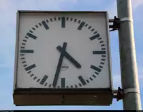 Blick auf eine ältere Bahnhofsuhr der Firma BÜRK im Bahnhof Rackwitz(Leipzig) auf der Bahnstrecke Trebnitz–Leipzig (KBS 251). [5.5.2018 | 16:32 Uhr]