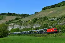 Beim Transport von Neufahrzeugen von Volkswagen auf der Schiene sind diverse Unternehmen eingebunden. So auch Rail Cargo Carrier, eine Geschäftssparte der ÖBB. Der DGS 52448 von Bremen Rbf nach München Milbertshofen ist eine solche Leistung, die unter österreichischer Regie verkehrt. Am 05. Mai 2018 fuhr 1116.145 mit diesem Zug eine Ladung neuer VW Golf und Tiguan quer durch die Bundesrepublik. Am Aufnahmeort Himmelstadt liegen noch etwa 300 Kilometer Fahrt vor dem Lokführer, der an diesem schönen und warmen Frühlingstag im klimatisierten Führerstand sicherlich einen angenehmen Dienst hatte. 