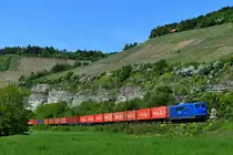 Am frühen Nachmittag des 05. Mai 2018 liess sich auch die 151 025 der EGP mit einem Containerzug nach Regensburg im Maintal beobachten. Die charakteristischen Felsformationen verraten den Aufnahmeort kurz vor Himmelstadt.