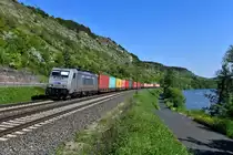 Die 386 013 von Metrans war am 05. Mai 2018 zur Beförderung des DGS 99683 von Nürnberg Hafen nach Bremerhaven Kaiserhafen eingeteilt. Ich konnte sie mit ihrem langen Containerzug an der bekannten Fotostelle bei Gambach mit Mainblick ablichten.