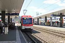 Einfahrt eines Triebzug der Matterhorn-Gotthard-Bahn in den Bahnhof von Visp, zur Fahrt nach Zermatt.