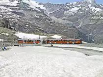 Rückfahrt eines Zuges der Gornergrat Bahn am 27. Juni 2018 an der ersten Kurve nach Station Gornergrat.