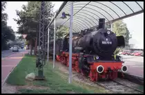 Dampflok 38711 als Denkmal an einem Möbelhaus in Hannover Beerenbostel am 22.8.1994.