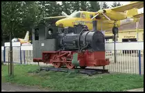 Schmalspurlok vor dem Eingang zum einstigen Verkehrsmuseum in Bad Oeynhausen am 24.8.1994. Nach meinem Wissen soll es sich um die ehemalige Lok 7 der Georgsmarienhütte handeln, die die kleine Maschine einst im Hochofen Bereich einsetzte. 