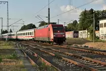 Auch die 101 130-3 hab ich in den Feierabend fahrend ablichten können.
Denn der IC 2223 endet in Rheydt Hbf wegen der Bauarbeiten zwischen Erkelenz und Geilenkirchen werden die Bahnsteige für den RRX umgebaut. Sie verlässt Rheydt aus Gleis 4 in Richtung Köln. 17.7.2018