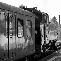 Die Dampflokomotive 99 713 kurz vor der Abfahrt vom Bahnhof Radebeul. (April 2018)