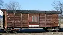 Ein restaurationsbedürftiger Schmalspur-Güterwagen am Bahnhof Radebeul-Ost. (April 2018)